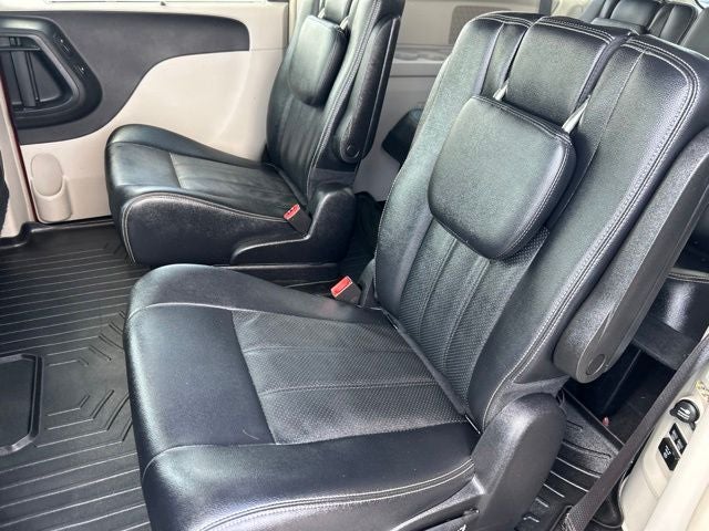 2016 Chrysler Town & Country Touring-L
