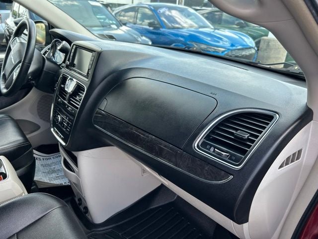 2016 Chrysler Town & Country Touring-L
