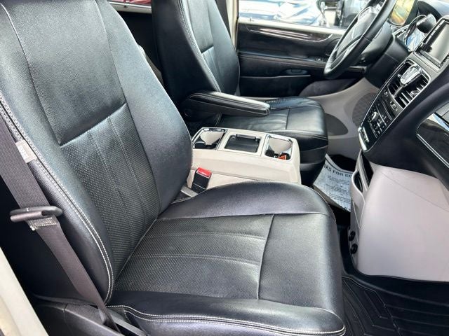 2016 Chrysler Town & Country Touring-L