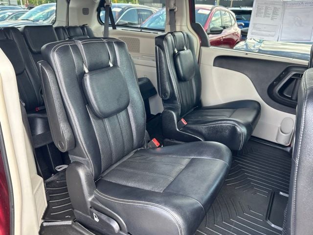 2016 Chrysler Town & Country Touring-L