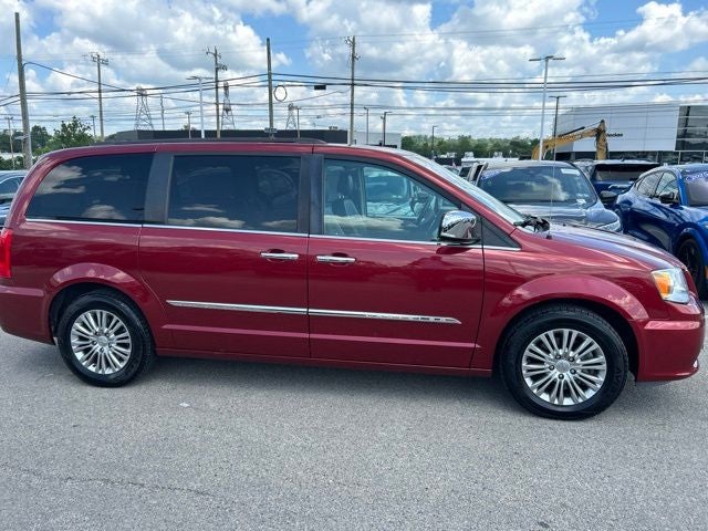 2016 Chrysler Town & Country Touring-L